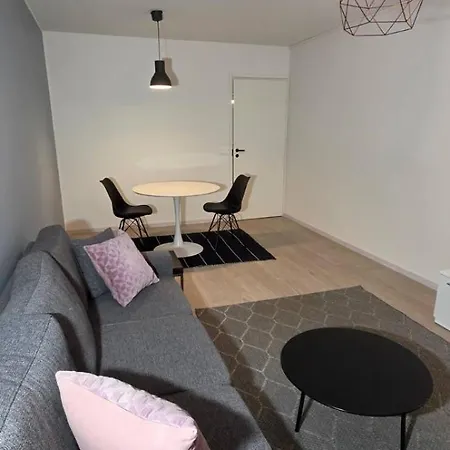 Quiet, Spacious Two-room Near The Train Station *