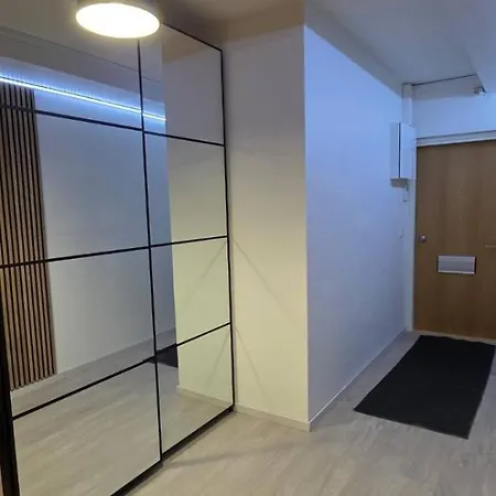 Quiet, Spacious Two-room Near The Train Station *