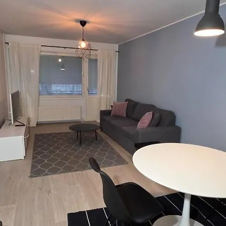 Quiet, Spacious Two-room Near The Train Station *